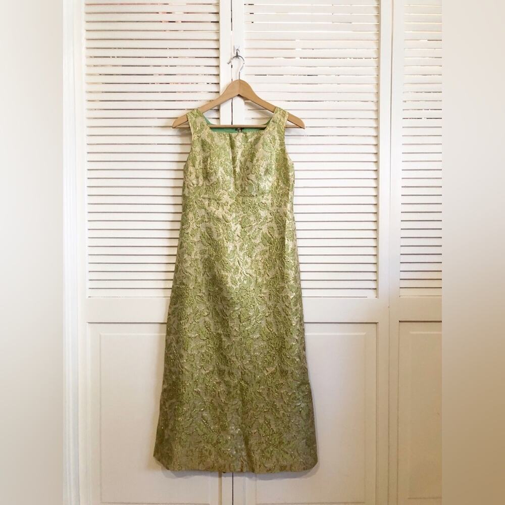 Elegant Green Brocade Sleeveless Dress with Matching Jacket - Picture 3 of 10